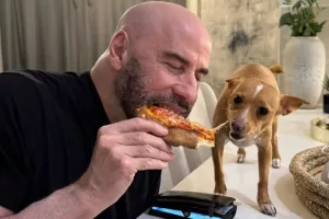 John Travolta partage une pause pizza et câline avec Peanut