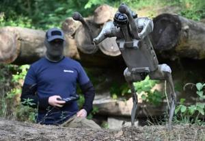 L’Ukraine déploie des chiens robots pour soutenir son armée