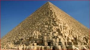 Un chien grimpe au sommet de la pyramide de Gizeh