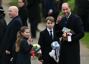 Le Prince William amusé par un chien en poussette